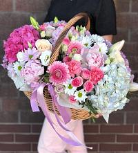 Композиция солнечный день в Балковскую Цветочная композиция из Розы, Хризантемы, Пионы и Лизиантусы в корзине в Балковскую