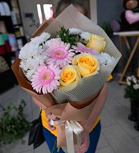 Букет цветов из:  Герберы, Розы и Хризантемы в Балковскую 