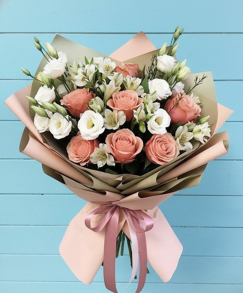 Букет цветов из: Розы, Альстромерии и Лизиантусы в Балковскую 