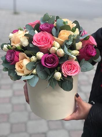 Цветочная композиция из Розы в шляпной коробке в Балковскую 