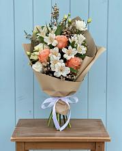 Букет цветов из:  Альстромерии, Лизиантусы, Розы и Хризантемы в Балковскую 