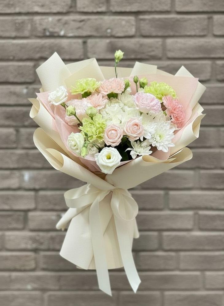 Букет цветов из: Гвоздики, Розы, Лизиантусы и Хризантемы в Балковскую 