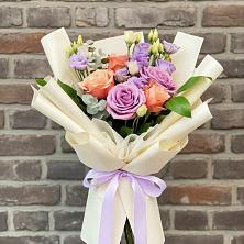 Букет цветов из:  Лизиантусы и Розы в Балковскую 