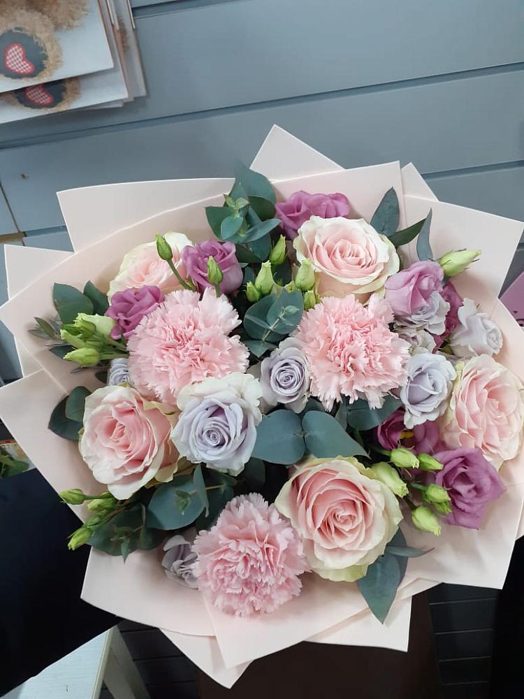 Букет цветов из: Розы, Гвоздики и Лизиантусы в Балковскую 