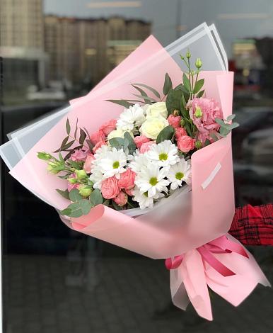 Букет цветов из: Розы, Лизиантусы и Хризантемы в Балковскую 